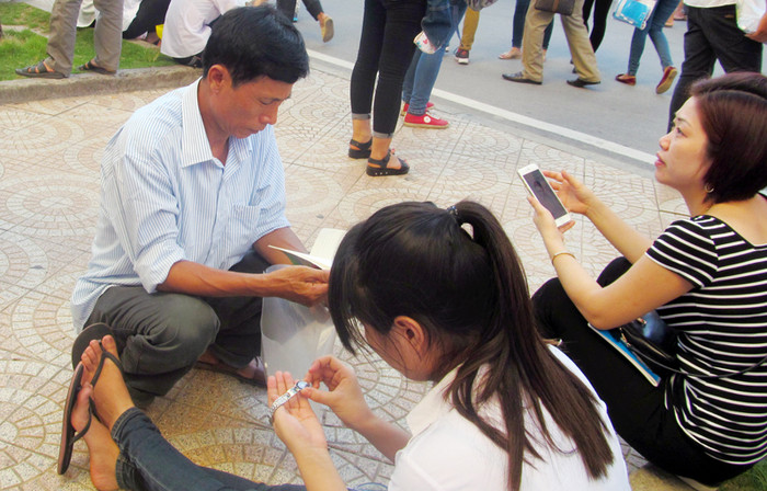 Thí sinh và người nhà tại Cụm thi Đại học Công nghiệp Hà Nội. Ảnh Minh Ngọc Thí sinh và người nhà tại Cụm thi Đại học Công nghiệp Hà Nội. Ảnh Minh Ngọc