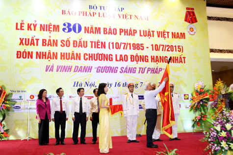 Đồng chí Uông Chu Lưu, Ủy viên Trung ương Đảng, Phó chủ tịch Quốc hội lên trao Huân chương cho đội ngũ lãnh đạo báo Pháp luật Việt Nam. Ảnh Pháp luật Việt Nam. Đồng chí Uông Chu Lưu, Ủy viên Trung ương Đảng, Phó chủ tịch Quốc hội lên trao Huân chương cho đội ngũ lãnh đạo báo Pháp luật Việt Nam. Ảnh Pháp luật Việt Nam.