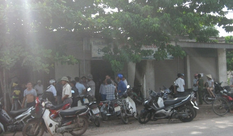 Rất đông người dân tụ tập sau khi hai tên trộm bị bắt giữ. Rất đông người dân tụ tập sau khi hai tên trộm bị bắt giữ.