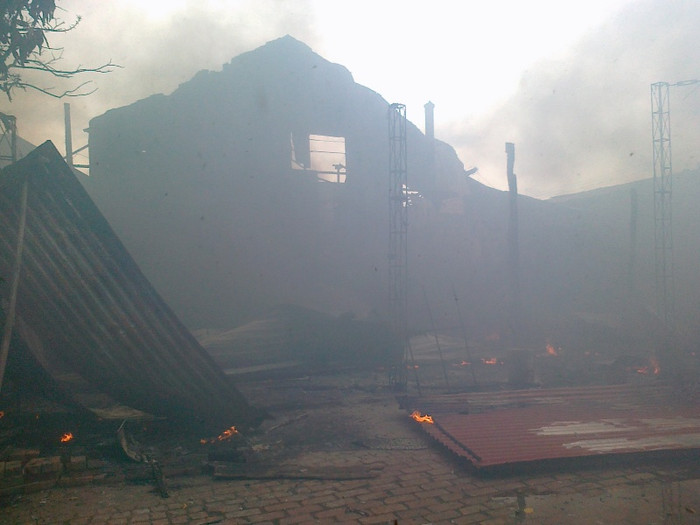 Khói đen bao phủ mù cả một vùng.