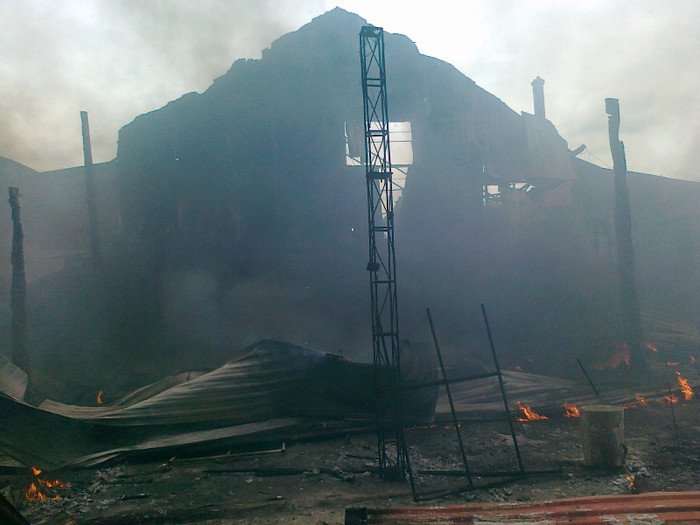 Toàn bộ giàn tồn và cột sắt trong xưởng cũng bị sức nóng của đám cháy nung chảy.