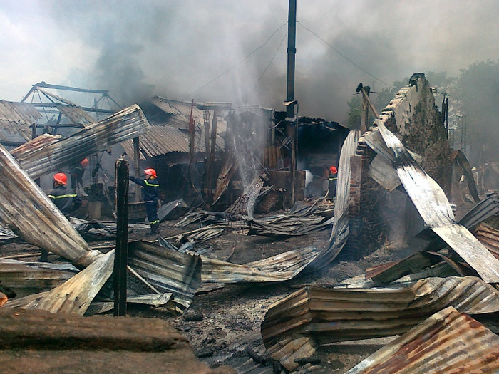 Cả khu vực ngổn ngang, bừa bọn sau vụ cháy. Vẫn còn nhiều ngọn lửa nhỏ đang cháy âm ỉ.