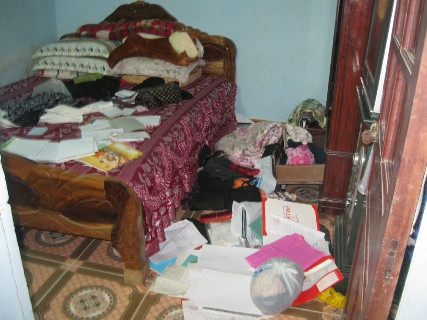 Đồ đạc trong nhà bà Hương bị hai tên trộm lục lọi tứ tung Đồ đạc trong nhà bà Hương bị hai tên trộm lục lọi tứ tung