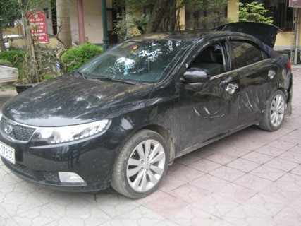 Chiếc xe mà các đối tượng đã dùng lao vào tổ công an chốt chặn làm 3 cán bộ, chiến sỹ công an bị thương Chiếc xe mà các đối tượng đã dùng lao vào tổ công an chốt chặn làm 3 cán bộ, chiến sỹ công an bị thương