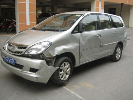 Chiếc xe của tổ công tác dùng chặn ngang đường để bắt nhóm buôn ma tuý bị xe các đối tượng đâm hư hỏng phần đầu Chiếc xe của tổ công tác dùng chặn ngang đường để bắt nhóm buôn ma tuý bị xe các đối tượng đâm hư hỏng phần đầu