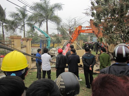 Hiện trường vụ tai nạn làm 3 nạn nhân trong xe cẩu tử vong