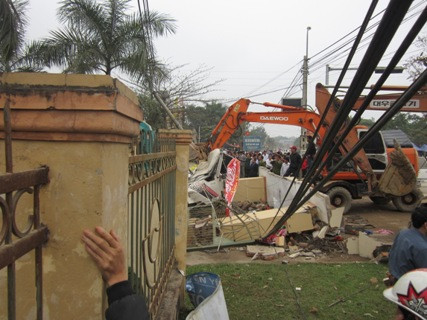 Rất đông người dân đã có mặt tại hiện trường sau khi xảy ra vụ tai nạn thảm khốc trên