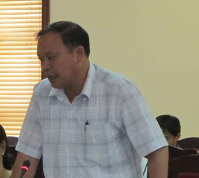 Trong cuộc họp, ông Trần Bá Hoành - Chủ tịch xã Bắc Sơn khẳng định lại lần nữa là không có chuyện chính quyền xã trước đó xúi giục dân quấy rối các cuộc họp để tẩy chay dự án nghĩa trang. Trong cuộc họp, ông Trần Bá Hoành - Chủ tịch xã Bắc Sơn khẳng định lại lần nữa là không có chuyện chính quyền xã trước đó xúi giục dân quấy rối các cuộc họp để tẩy chay dự án nghĩa trang.