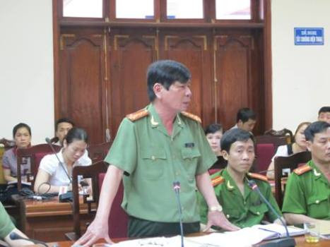 Trong cuộc họp Đại tá Trần Văn Lợi - PGĐ Công an tỉnh Hà Tĩnh cho biết việc bắt đối tượng Trương Văn Trường chiều ngày 10/4 đã có phê chuẩn và xin phép cấp trên. Trong cuộc họp Đại tá Trần Văn Lợi - PGĐ Công an tỉnh Hà Tĩnh cho biết việc bắt đối tượng Trương Văn Trường chiều ngày 10/4 đã có phê chuẩn và xin phép cấp trên.