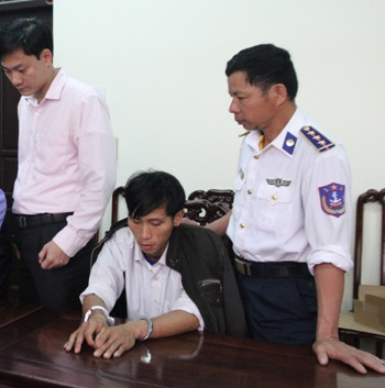 Đối tượng Lầu Bá Dềnh (người đeo còng) cùng quả lựu đạn tại cơ quan điều tra Đối tượng Lầu Bá Dềnh (người đeo còng) cùng quả lựu đạn tại cơ quan điều tra