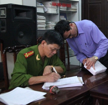 Lực lượng Ban chuyên án đang kiểm định lại số tang vật thu giữ được Lực lượng Ban chuyên án đang kiểm định lại số tang vật thu giữ được