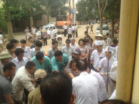 Máy cẩu đưa cả nạn nhân và máy làm gạch đến bệnh viện cấp cứu. Máy cẩu đưa cả nạn nhân và máy làm gạch đến bệnh viện cấp cứu.