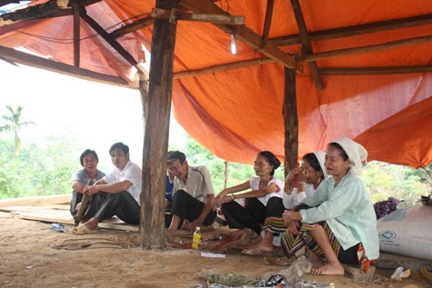 Người nhà đau đớn trước hành động dại dột của anh Dậu ở ngay hiện trường vụ nổ Người nhà đau đớn trước hành động dại dột của anh Dậu ở ngay hiện trường vụ nổ