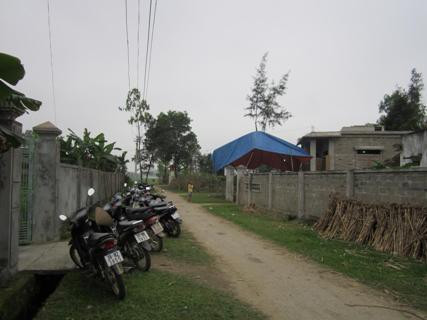 Nhiều người dân đã đến chia buồn cùng gia đình anh Lâm, nạn nhân xấu số của đám thanh niên côn đồ