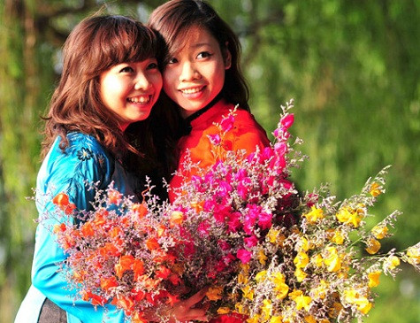 Vẻ đẹp rạng rỡ của hai 'cô gái vàng' Ngân Thương và Hà Thanh Vẻ đẹp rạng rỡ của hai 'cô gái vàng' Ngân Thương và Hà Thanh