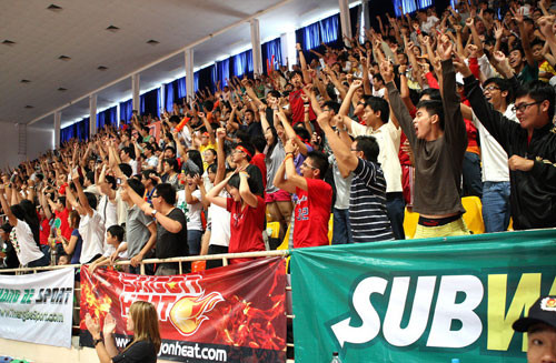 Khung cảnh cuồng nhiệt của các CĐV Sài Gòn Heat tại nhà thi đấu quận Tân Bình