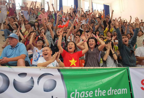 Các CĐV Sài Gòn Heat bao gồm mọi lứa tuổi và có đủ mọi thành phần: nam, nữ, già, trẻ, người nước ngoài...