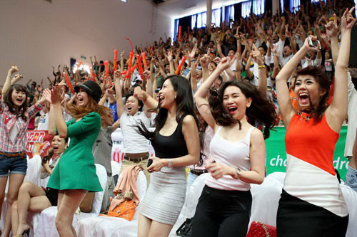 Trong đó có không ít những người đẹp chân dài của ‘show biz’ Việt cũng đến cổ vũ cho Sài Gòn Heat.