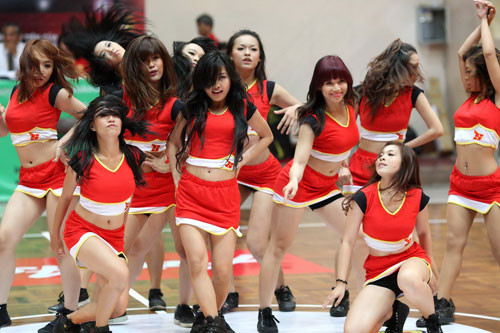 Những trận đấu của Sài Gòn Heat luôn diễn ra rất sôi nổi với dàn hoạt náo viên xinh đẹp và quyến rũ xuất hiện trên sàn đấu.