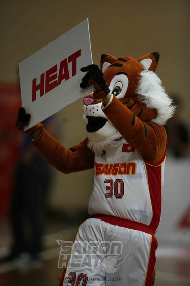 Chú gấu ngộ nghĩnh trong dàn hoạt náo viên Sài Gòn Heat