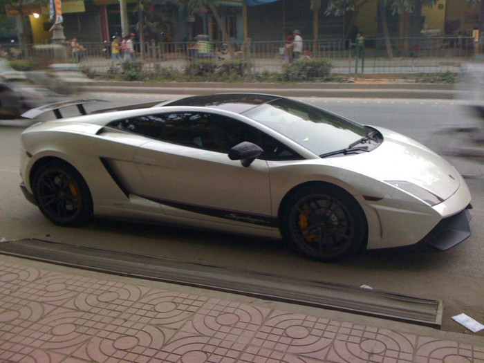 Lamborghini LP570-4 SuperLeggera được phát triển dựa trên mẫu Gallardo LP560-4 nhưng có trọng lượng nhẹ hơn 70 kg. Động cơ V10 dung tích 5,2 lít với vỏ và hệ thống làm mát bằng hợp kim nhôm. Lamborghini LP570-4 SuperLeggera được phát triển dựa trên mẫu Gallardo LP560-4 nhưng có trọng lượng nhẹ hơn 70 kg. Động cơ V10 dung tích 5,2 lít với vỏ và hệ thống làm mát bằng hợp kim nhôm.