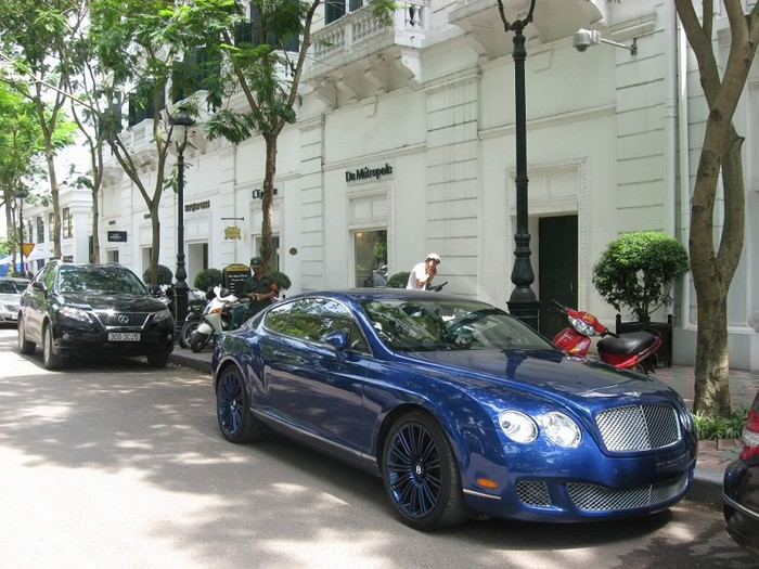 Giá của chiếc Bentley Continental GT Speed màu xanh ngọc này vào khoảng hơn 200.000 USD. Giá của chiếc Bentley Continental GT Speed màu xanh ngọc này vào khoảng hơn 200.000 USD.