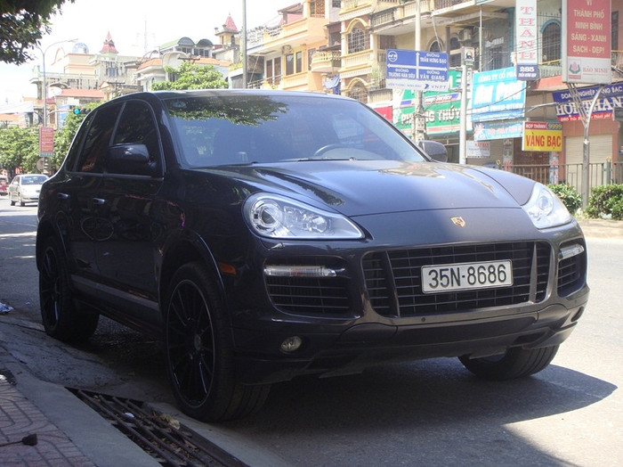 Bên cạnh chiếc Porsche Panamera 4, gia đình đại gia ‘Phương Bình’ còn sở hữu chiếc Porsche Caynenne Turbo S. Bên cạnh chiếc Porsche Panamera 4, gia đình đại gia ‘Phương Bình’ còn sở hữu chiếc Porsche Caynenne Turbo S.