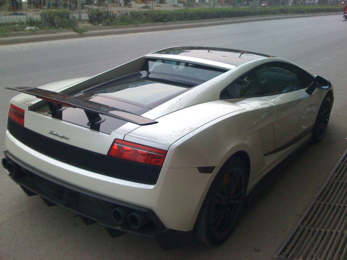 Giá của một chiếc LP570-4 Superleggera mới tại Mỹ có giá vào khoảng 270.000 USD, khoảng trên 5 tỷ đồng Việt Nam. Và tất nhiên, khi về tới Ninh Bình, giá của nó phải nhiều hơn như vậy. Giá của một chiếc LP570-4 Superleggera mới tại Mỹ có giá vào khoảng 270.000 USD, khoảng trên 5 tỷ đồng Việt Nam. Và tất nhiên, khi về tới Ninh Bình, giá của nó phải nhiều hơn như vậy.