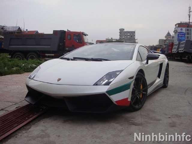 Về đội chơi xe, đại gia trẻ tuổi ‘Phương Bình’ (biệt danh thường gọi) không hề thua kém bầu Trường (The Vissai) hay bầu Thụy (Xuân Thành). Chiếc siêu xe khủng nhất, anh từng sở hữu phải kể đến chiếc Lamborghini LP570-4 SuperLeggera. Về đội chơi xe, đại gia trẻ tuổi ‘Phương Bình’ (biệt danh thường gọi) không hề thua kém bầu Trường (The Vissai) hay bầu Thụy (Xuân Thành). Chiếc siêu xe khủng nhất, anh từng sở hữu phải kể đến chiếc Lamborghini LP570-4 SuperLeggera.