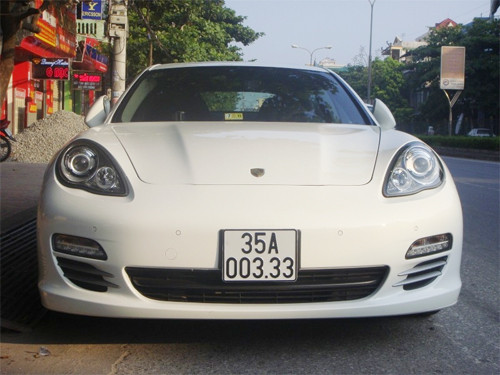 Gia đình đại gia ‘Phương Bình’ còn sở hữu một chiếc xe siêu sang khác đó chính là chiếc Porsche Panamera 4 . Gia đình đại gia ‘Phương Bình’ còn sở hữu một chiếc xe siêu sang khác đó chính là chiếc Porsche Panamera 4 .