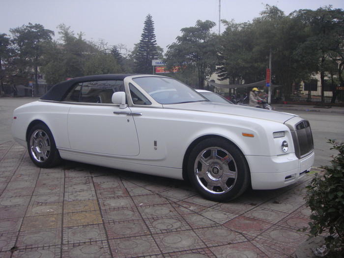 Mới đây, đại gia trẻ tuổi này vừa sắm thêm cho mình một chiếc siêu xe Roll-Royce Phantom Drophead Coupe. Mới đây, đại gia trẻ tuổi này vừa sắm thêm cho mình một chiếc siêu xe Roll-Royce Phantom Drophead Coupe.