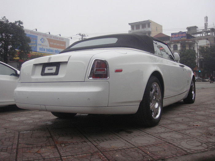 Ngoài vẻ đẹp bên ngoài, chiếc Roll-Royce Phantom Drophead Coupe còn có một nội thất rất sang trọng. Ngoài vẻ đẹp bên ngoài, chiếc Roll-Royce Phantom Drophead Coupe còn có một nội thất rất sang trọng.