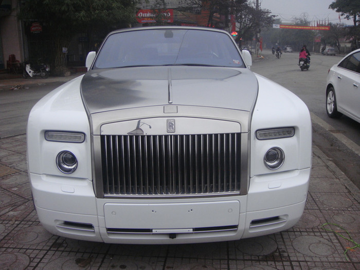 Đây là một trong những chiếc Roll-Royce Phantom Drophead Coupe rất ít ở Việt Nam hiện nay. Đây là một trong những chiếc Roll-Royce Phantom Drophead Coupe rất ít ở Việt Nam hiện nay.