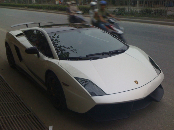 Ở Việt Nam, số lượng người sở hữu chiếc siêu xe này rất ít, vì vậy việc nó thuộc sở hữu của một đại gia Ninh Bình đã khiến tất cả giới chơi xe ở cố đô Hoa Lư phải ngỡ ngàng và thán phục. Ở Việt Nam, số lượng người sở hữu chiếc siêu xe này rất ít, vì vậy việc nó thuộc sở hữu của một đại gia Ninh Bình đã khiến tất cả giới chơi xe ở cố đô Hoa Lư phải ngỡ ngàng và thán phục.