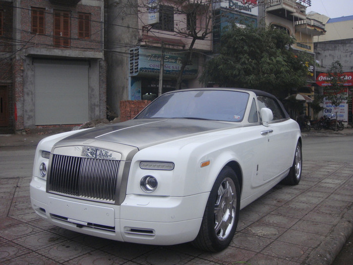 Giá của Roll-Royce Phantom Drophead Coupe cũng không hề rẻ, vào khoảng trên 10 tỷ đồng. Giá của Roll-Royce Phantom Drophead Coupe cũng không hề rẻ, vào khoảng trên 10 tỷ đồng.