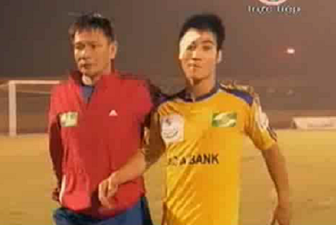 Văn Bình phải nhận thẻ đỏ trực tiếp rời sân. Ảnh chụp từ clip Văn Bình phải nhận thẻ đỏ trực tiếp rời sân. Ảnh chụp từ clip