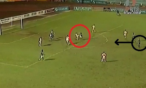 Tình huống để bóng chạm tay của Akindele (vòng tròn đỏ), còn trọng tài Hoàng Anh Tuấn (vòng tròn đen) thì đứng rất gần và có khoảng trống để quan sát. Tình huống để bóng chạm tay của Akindele (vòng tròn đỏ), còn trọng tài Hoàng Anh Tuấn (vòng tròn đen) thì đứng rất gần và có khoảng trống để quan sát.