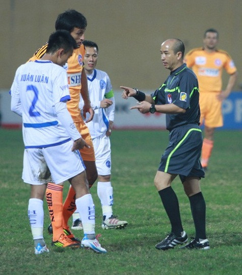 Đây đã là mùa giải thứ 2 liên tiếp, trọng tài Ngô Quốc Hưng phải nhận án phạt 'treo còi' 4 trận vì mắc sai lầm nghiêm trọng.