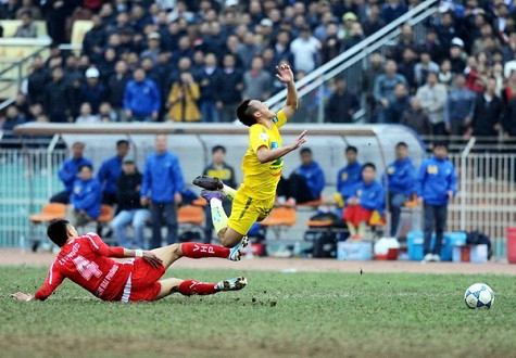 Tình huống phạm lỗi trong vòng cấm của trung vệ Từ Hữu Phước (áo đỏ) khiến anh bị đuổi khỏi sân nhưng sau đó lại tiếp tục được thi đấu vì trọng tài Võ Minh Trí đã rút lại quyết định.