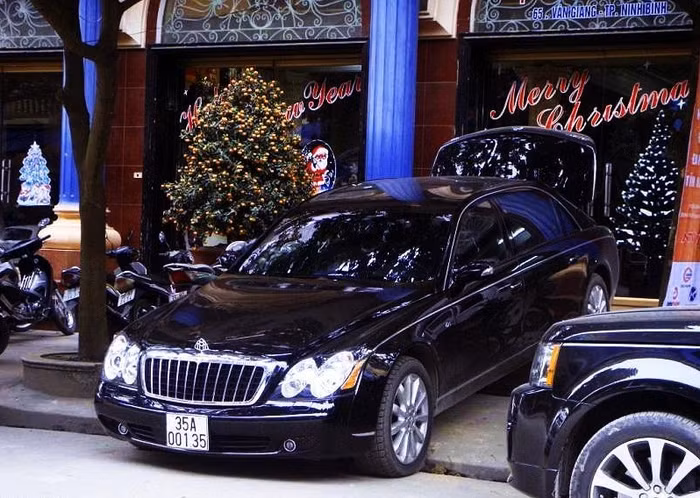 Siêu xe số một phải kể đến chiếc Maybach 62s ốp đá của gia đình ông Nguyễn Đức Thụy, chủ tịch HĐQT Tập đoàn Xuân Thành, ông bầu của đội bóng Sài Gòn FC và cũng chính là một doanh nhân thành đạt và nổi tiếng nhất nhì đất Ninh Bình. Siêu xe số một phải kể đến chiếc Maybach 62s ốp đá của gia đình ông Nguyễn Đức Thụy, chủ tịch HĐQT Tập đoàn Xuân Thành, ông bầu của đội bóng Sài Gòn FC và cũng chính là một doanh nhân thành đạt và nổi tiếng nhất nhì đất Ninh Bình.