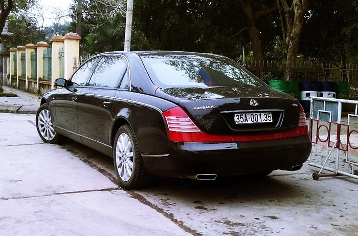 Chiếc Maybach 62s ốp đá màu đen của gia đình ông Nguyễn Đức Thụy, chính là một trong 4 chiếc siêu xe Maybach 62s ở Việt Nam hiện nay. Chiếc Maybach 62s ốp đá màu đen của gia đình ông Nguyễn Đức Thụy, chính là một trong 4 chiếc siêu xe Maybach 62s ở Việt Nam hiện nay.