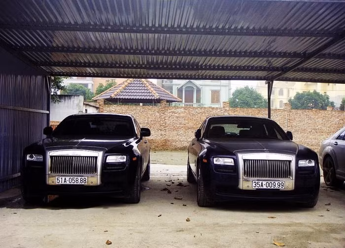 Chiếc Roll-Royce biển số 51A - 058.88 chính là chiếc xe mà bầu Thụy, chủ tịch CLB Sài Gòn FC thường sử dụng. Chiếc Roll-Royce biển số 51A - 058.88 chính là chiếc xe mà bầu Thụy, chủ tịch CLB Sài Gòn FC thường sử dụng.