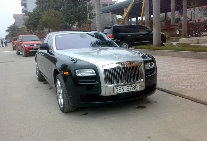 Giá trị của chiếc Roll-Royce Ghost này cũng không dưới 1 triệu USD sau thuế. Giá trị của chiếc Roll-Royce Ghost này cũng không dưới 1 triệu USD sau thuế.