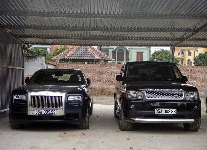 Bên cạnh đó, trong Auto của gia đình ông Nguyễn Đức Thụy còn có một chiếc Roll-Royce biển số 35A-00.999 và một chiếc Range Rover biển số 35A-00.888 Bên cạnh đó, trong Auto của gia đình ông Nguyễn Đức Thụy còn có một chiếc Roll-Royce biển số 35A-00.999 và một chiếc Range Rover biển số 35A-00.888