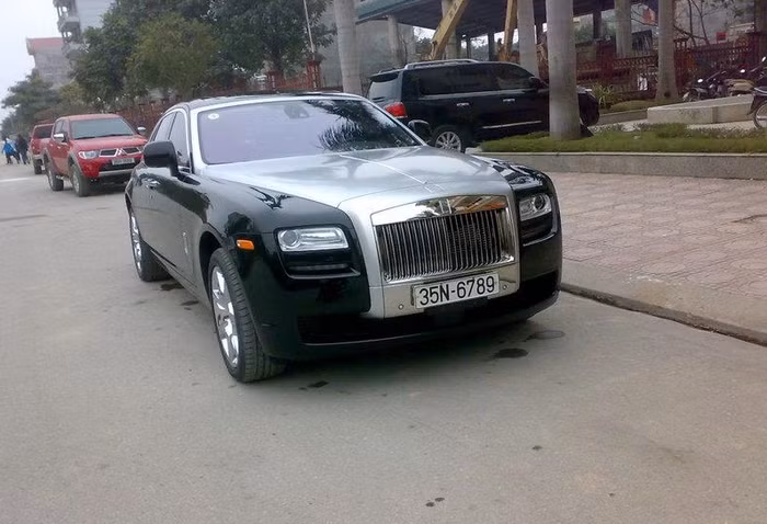 Giá trị của chiếc Roll-Royce Ghost này cũng không dưới 1 triệu USD sau thuế. Giá trị của chiếc Roll-Royce Ghost này cũng không dưới 1 triệu USD sau thuế.