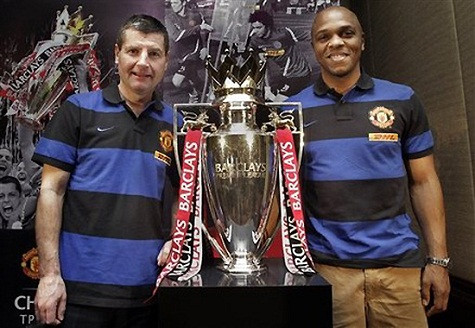 Các huyền thoại của M.U và chiếc Cúp Ngoại hạng Anh sẽ có mặt tại TP.HCM vào ngày 27/3 tới. Các huyền thoại của M.U và chiếc Cúp Ngoại hạng Anh sẽ có mặt tại TP.HCM vào ngày 27/3 tới.