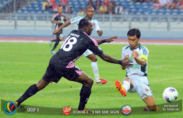 Tiền vệ Pham Văn Tài Em như thường lệ vẫn thi đấu lăn xả ở giữa sân Tiền vệ Pham Văn Tài Em như thường lệ vẫn thi đấu lăn xả ở giữa sân