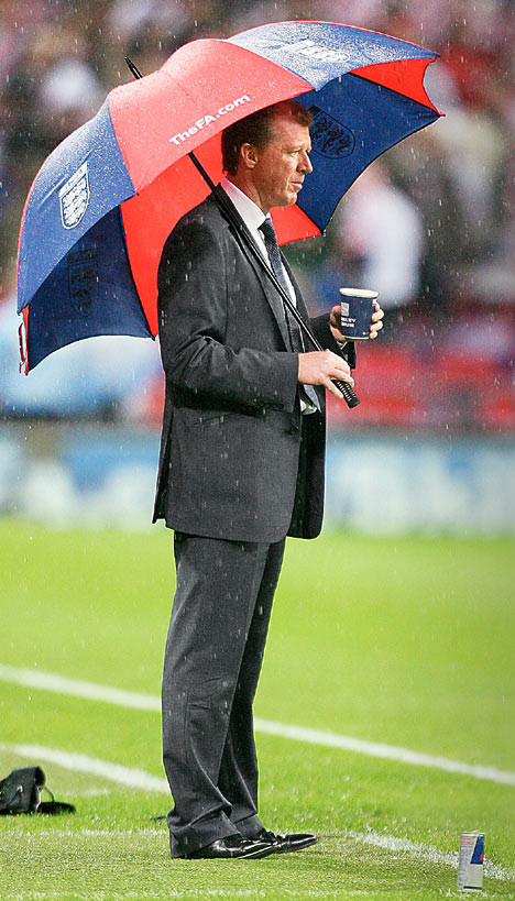 5 năm trước, đội tuyển Anh của Steve McClaren cũng đã "đắm" dưới một cơn mưa lớn. Ông Hải "lơ" khác McClaren ở chỗ ông không cần che ô mà dũng cảm đương đầu với cơn mưa, nhưng kết cục của V. Hải Phòng có khác? 5 năm trước, đội tuyển Anh của Steve McClaren cũng đã "đắm" dưới một cơn mưa lớn. Ông Hải "lơ" khác McClaren ở chỗ ông không cần che ô mà dũng cảm đương đầu với cơn mưa, nhưng kết cục của V. Hải Phòng có khác?