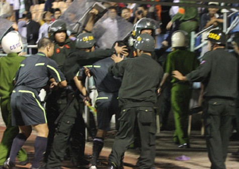 Tổ trọng tài Hoàng Anh Tuấn phải rời sân dưới sự bảo vệ của cảnh sát. Ảnh: Dân trí Tổ trọng tài Hoàng Anh Tuấn phải rời sân dưới sự bảo vệ của cảnh sát. Ảnh: Dân trí