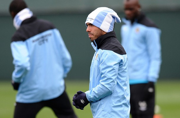 Tuy nhiên, thời gian đầu Carlos Tevez chủ yếu tập luyện và thi đấu cùng đội hình B của Manchester City.